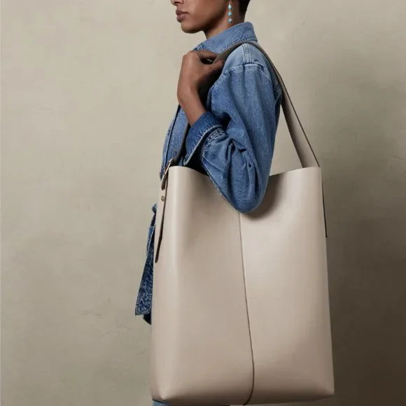 Banana Republic Oversized Vida Bag in black - Picture 4 of 5